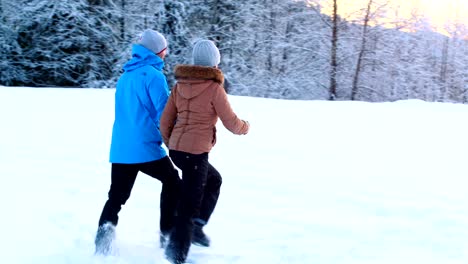 Paare,-die-im-verschneiten-Wald