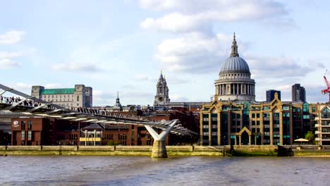 St.-Paul-Catedral,-Millenium-Bridge,-río-Támesis,-tiempo-transcurrido,-Londres