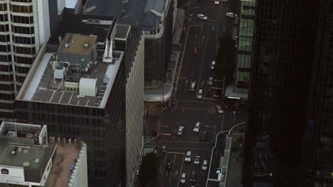 Vista-aérea-del-tráfico-en-el-CBD-de-la-ciudad-de-Auckland-en-hora-punta