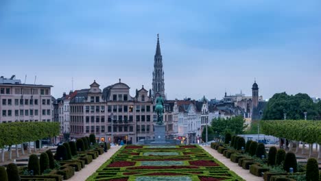 Día-de-skyline-de-la-ciudad-de-Bruselas-para-timelapse-noche-en-Mont-des-Arts-Garden,-lapso-de-tiempo-de-Bruselas,-Bélgica,-de-4-K