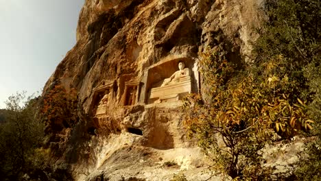 Las-rocas-de-hombre-figuras-en-nichos-Adamkayalar-Mersin-provincia-Turquía-algunos-árboles-alrededor-de-vista-inferior