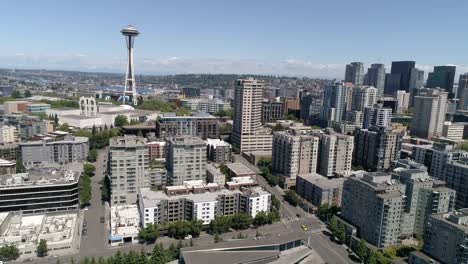 Vistas-al-helicóptero-del-centro-de-Seattle-en-el-soleado-día-de-verano-en-noroeste-pacífico-paisaje-urbano