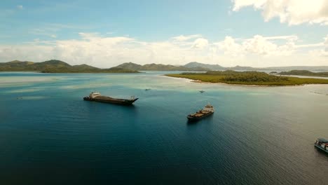 Naves-aéreas-de-carga-y-pasajeros-en-el-mar.-Filipinas,-Siargao