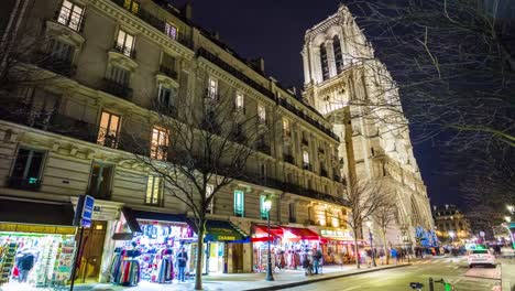 noche-de-Francia-París-d-tráfico-panorama-de-Catedral-de-notre-dame-calle-4k-lapso-de-tiempo