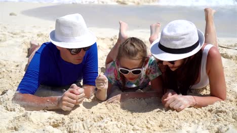 Junge-Familie-am-Strand-Urlaub