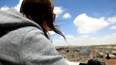 Langhaarige-Frau-mit-fliegenden-Haare-im-freien