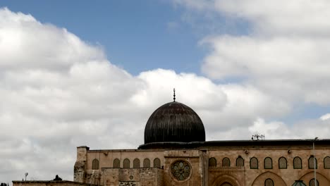 Cúpula-de-la-mezquita-Al-Aqsa-bajo-el-nublado-cielo-azul.-Lapso-de-tiempo.