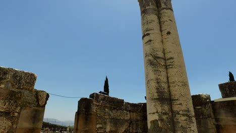 Spitzen-der-Säulen-im-alten-Tempel-in-Israel