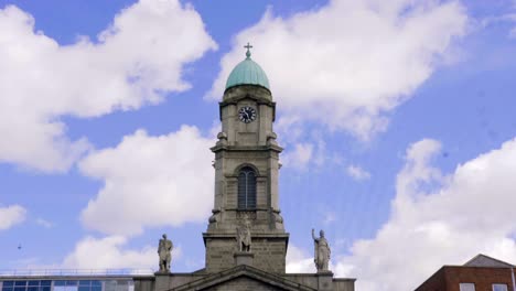 Panorama-en-un-día-soleado-de-puente-de-Liffey-en-Dublín,-Irlanda