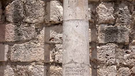 Reich-verzierte-Säule-in-der-alten-Synagoge-in-Israel