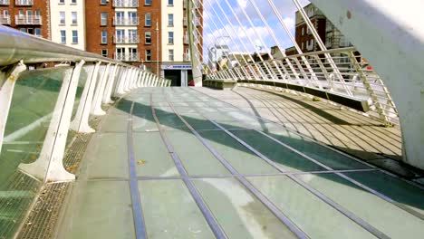 Panorama-en-un-día-soleado-de-puente-de-Liffey-en-Dublín,-Irlanda