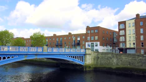 Panorama-en-un-día-soleado-de-puente-de-Liffey-en-Dublín,-Irlanda