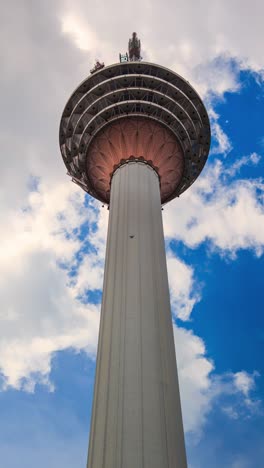 Menara-Kuala-Lumpur-(KL-Tower)-von-Malaysia-4K-Zeitraffer-(vertikale-Bildschirm)