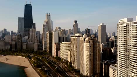 Vista-aérea-de-Chicago,-América-en-el-abajo.-Drone-volando-lejos-de-centro-de-la-ciudad-en-la-orilla-del-lago-Michigan