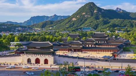 Lapso-de-tiempo-de-Gyeongbokgung-Palacio-y-tráfico-velocidades-de-luz-en-Seúl,-Korea.Zoom-del-sur-en-coche