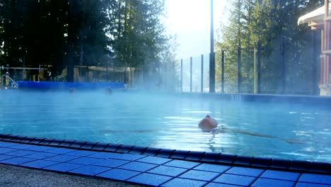 Frau-Entspannen-im-pool