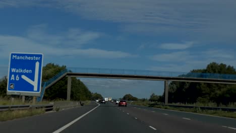 Conducción-de-autopista-M61-en-Inglaterra-borrosa