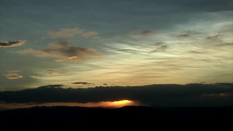 die-untergehende-Sonne-hinter-Wolken-Zeitraffer