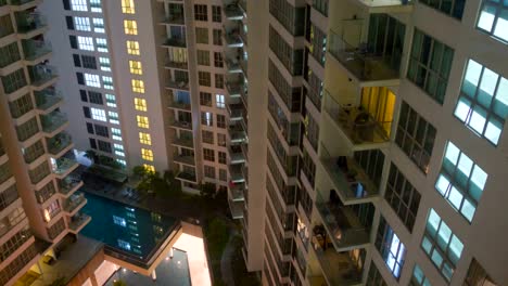 Ventanas-en-la-noche-Skyscapers-alejar-Timelapse