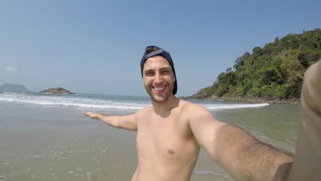 Junge-brasilianische-Kerl-nehmen-eine-Selfie-am-Strand