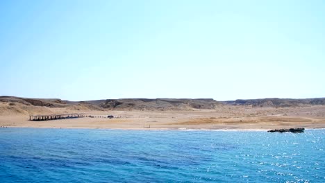 verano,-mar,-paisaje-hermoso.-Montañas-y-el-mar.-La-combinación-de-desierto-y-el-mar