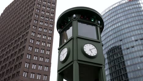 Reloj-histórico-en-Potsdamer-Platz-en-Berlín