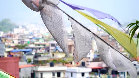 Gebetsfahnen-auf-dem-Hintergrund-von-Kathmandu-Häuser