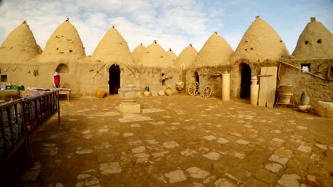 patio-de-la-tradicional-arcilla-del-Medio-Oriente-en-la-frontera-entre-Siria-y-Turquía