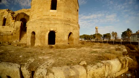 Torre-de-un-edificio-antiguo-destruido-en-la-frontera-entre-Siria-y-Turquía