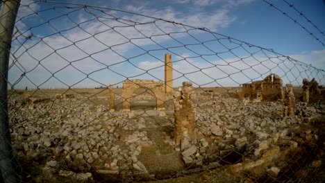 las-ruinas-de-una-antigua-Universidad-musulmana-detrás-de-alambre-de-púas,-cerca-de-la-frontera-entre-Turquía-y-Siria