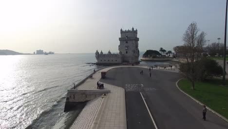 Vista-aérea-de-la-torre-de-Belem,-Lisboa,-Portugal