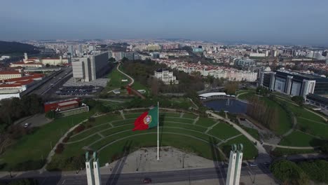 Bandera-de-Portugal-en-el-Parque-Eduardo-VII,-Lisboa,-Portugal