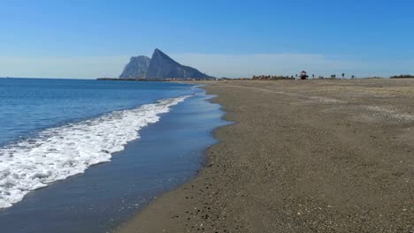 Küste-des-Meeres-an-der-Grenze-von-Gibraltar-zwischen-Spanien-und-England