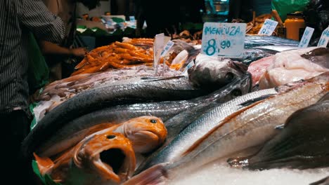 Escaparate-con-pescados-y-mariscos-en-hielo-en-el-mercado-de-La-Boqueria-pescado.-Barcelona.-España