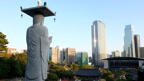 Bongeunsa-temple-or-Gyeonseongsa-temple-was-built-in-the-10th-year-of-Silla-King-Weongseong's-reign.-The-landmark-of-this-temple-is-Guanyin-statue-on-the-top