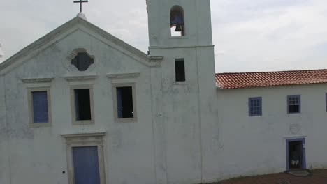 La-iglesia-Igreja-dos-Reis-Magos-en-Nova-Almeida,-Espirito-Santo,-Brasil