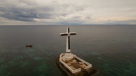 Christlichen-Kreuz-auf-das-Meer