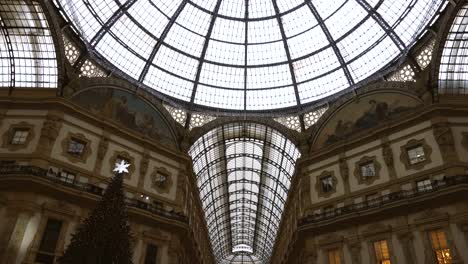 Weihnachtsbeleuchtung-und-Baum-unter-Galleria-Vittorio-Emanuele,-Milan