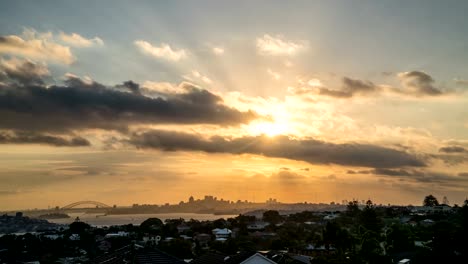 cloudscape-atardecer-espectacular-timelapse-en-paisaje-urbano-moderno-genérico