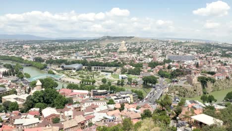 Stadtlandschaft.-Blick-auf-die-Stadt-Tbilisi-aus-großer-Höhe---Georgien