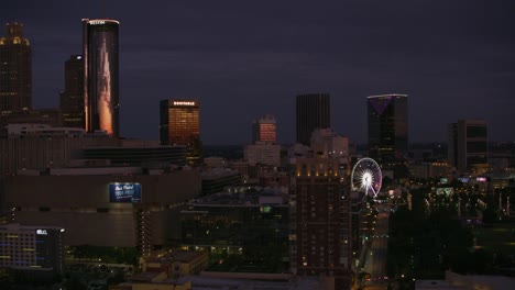 Luftaufnahme-der-Innenstadt-von-Atlanta-in-der-Abenddämmerung.