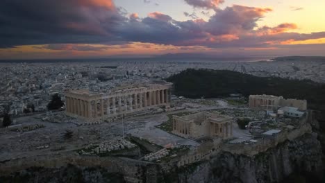 Luftaufnahme-der-Akropolis-von-Athen-bei-Sonnenuntergang