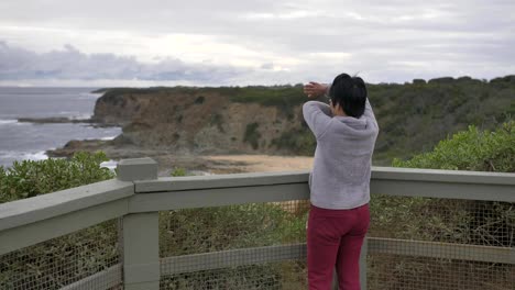 Mujer-disfrutando-de-la-vista-del-paisaje-de-playa-australiana