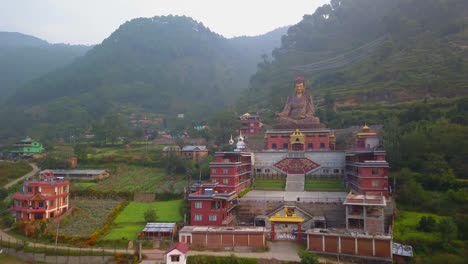 Ansicht-der-Statue-Tempel-von-Guru-Padmasambhava,-Kathmandu-Tal,-Nepal---16.-Oktober-2017