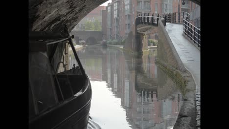 Lastkahn-vorbei-unter-einer-Brücke-hindurch-und-in-Richtung-Birmingham-Stadtzentrum.