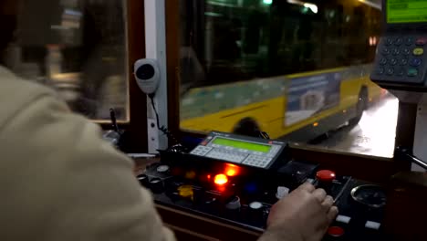 Oldtimer-Straßenbahn-in-die-Innenstadt-von-Lissabon,-Portugal.-Fahrersitz