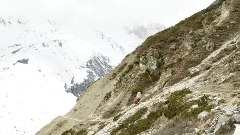 Two-backpackers-on-the-trekking-Larke-Pass-in-Nepal.-Manaslu-area.