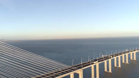 Aerial-Drone-Video-von-Ponte-Vasco-da-Gama-Bridge-mit-vorbeifahrende-Autos