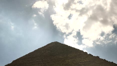 Nahaufnahme-von-Wolken-und-die-große-Pyramide-von-Khufu-in-Gizeh-bei-Kairo,-Ägypten