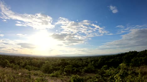 Timelapse-colorido-dramático-cielo-con-nubes-al-atardecer.